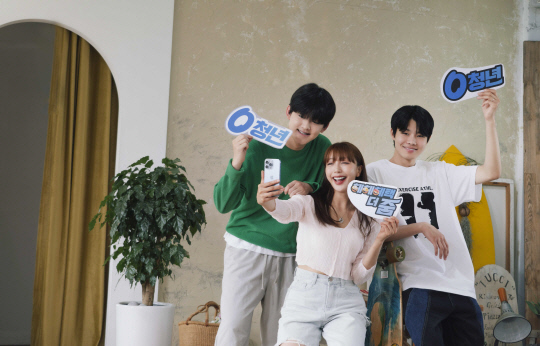 SK텔레콤 모델들이 '0 청년 요금제'를 소개하고 있다.   SK텔레콤 제공